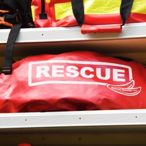 Rote Tasche mit Aufschrift "Rescue"