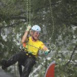 Simone Scheidegger (Schweiz), die Zweitplatzierte, beim Abseilen im strömenden Regen