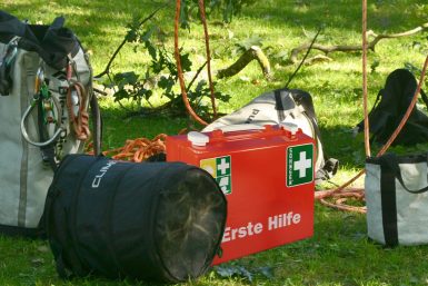 Erste Hilfe bei Arbeiten im Baum