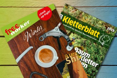 Zwei verschiedene Hefte auf einem Holzhintergund