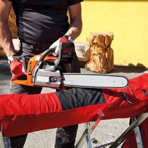 Motorsäge schneidet in eine Hose