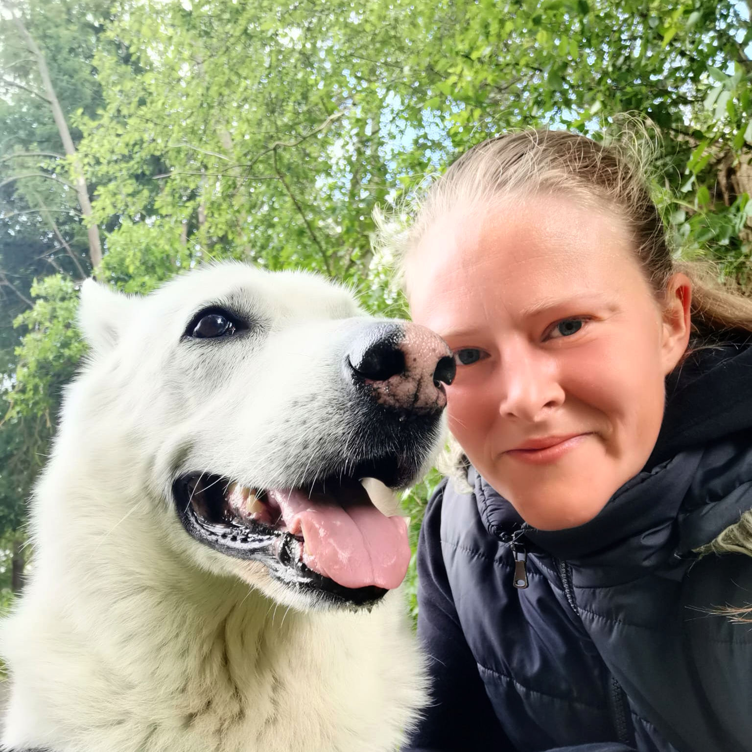 Weißer Hund und eine Frau