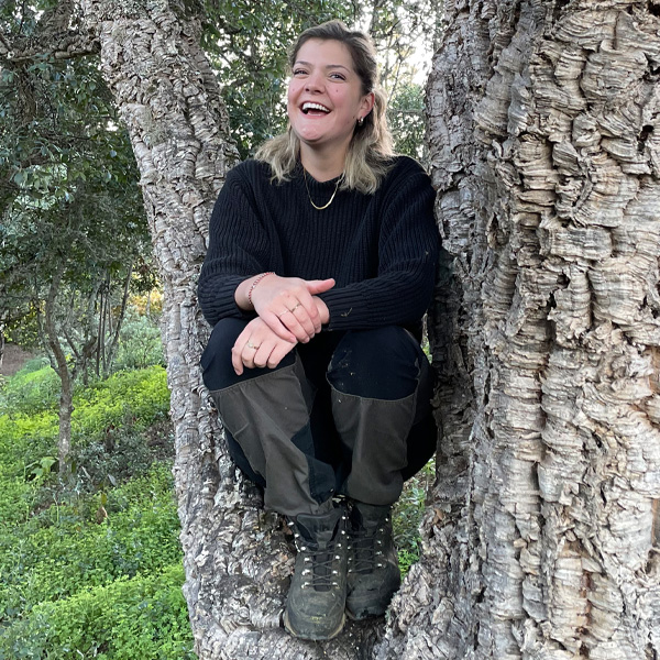 Bianca Burmester sitzt im Baum