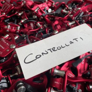 Ein Haufen Turbochest Bruststeigklemmen von C.A.M.P. in Nahaufnahme mit Schild "Controllati"