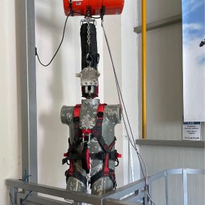 100kg-Torso in Auffanggurt hängend im Fallturm vor der Fangstoßtestung