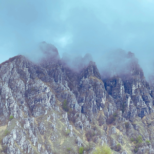 Schroffe, felsige Berggipfel in Premana halb in Wolken