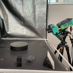 Seitliche Abbildung eines professionellen 3D-Scanners im Einsatz bei der Produktentwicklung bei C.A.M.P.